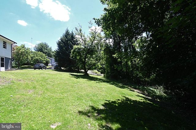 864 CHESTNUT ST, Douglassville, PA 19518