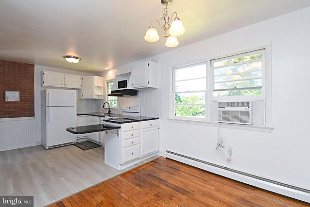 864 CHESTNUT ST, Douglassville, PA 19518