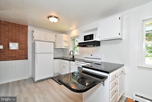 864 CHESTNUT ST, Douglassville, PA 19518