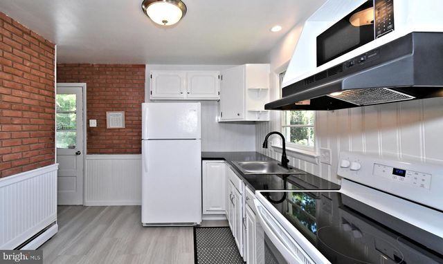 864 CHESTNUT ST, Douglassville, PA 19518
