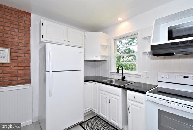 864 CHESTNUT ST, Douglassville, PA 19518