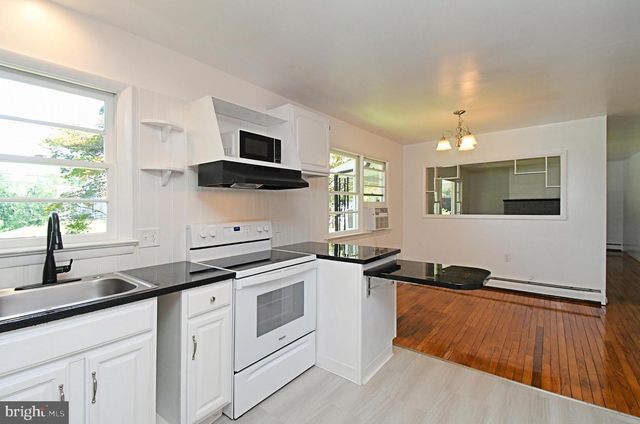 864 CHESTNUT ST, Douglassville, PA 19518