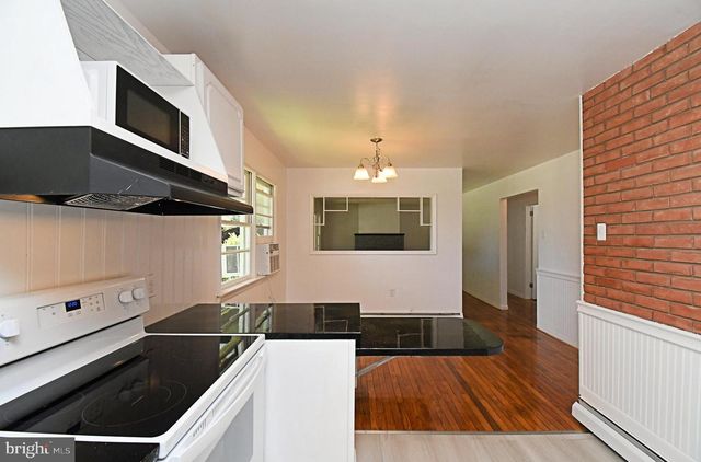 864 CHESTNUT ST, Douglassville, PA 19518