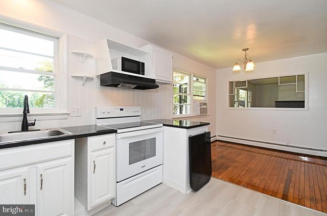864 CHESTNUT ST, Douglassville, PA 19518
