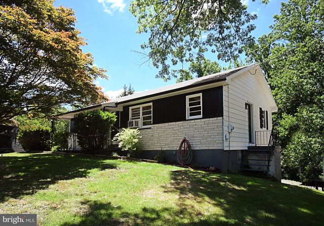 864 CHESTNUT ST, Douglassville, PA 19518