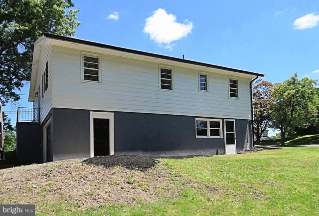 864 CHESTNUT ST, Douglassville, PA 19518