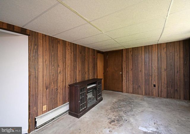 864 CHESTNUT ST, Douglassville, PA 19518