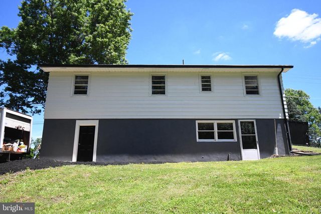 864 CHESTNUT ST, Douglassville, PA 19518