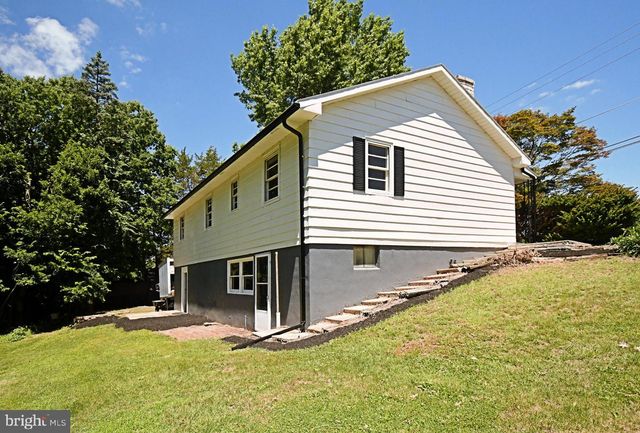 864 CHESTNUT ST, Douglassville, PA 19518