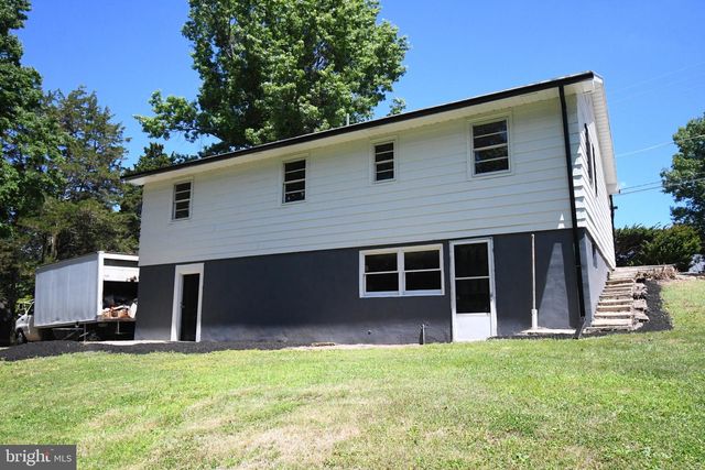 864 CHESTNUT ST, Douglassville, PA 19518