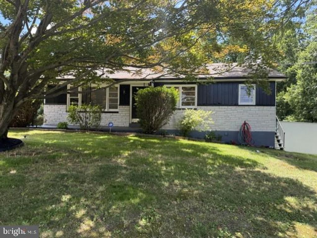 864 CHESTNUT ST, Douglassville, PA 19518