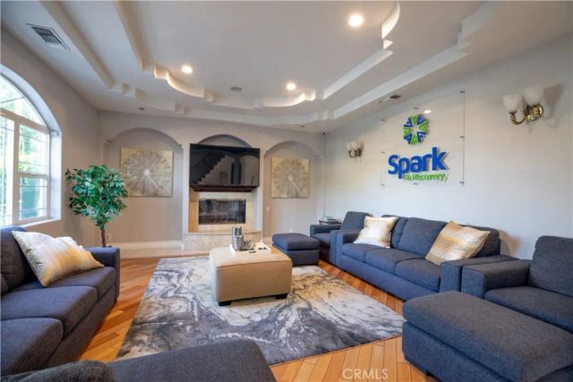 5449 Woodman Avenue, Sherman Oaks, CA 91401