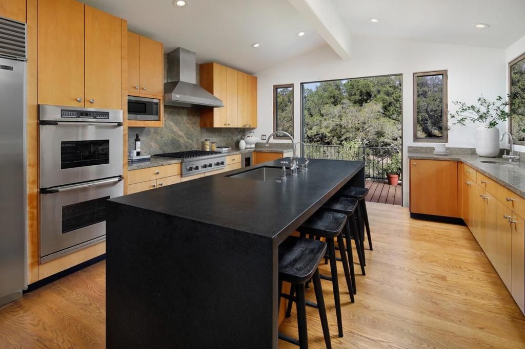 Image 6 of property listing at 307 Olive Hill Lane, Woodside, CA 94062