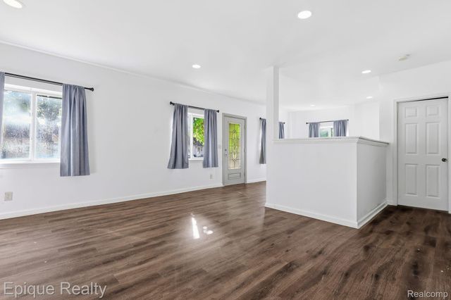 76 W Coy Avenue, Hazel Park, MI 48030