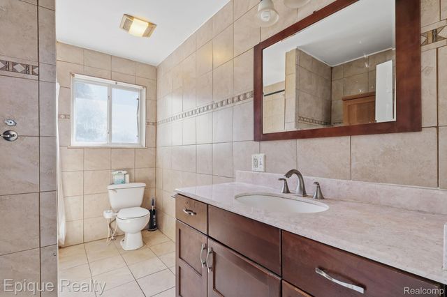 76 W Coy Avenue, Hazel Park, MI 48030