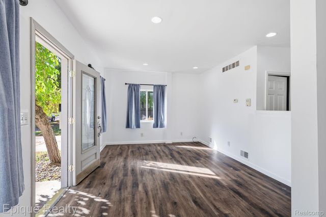 76 W Coy Avenue, Hazel Park, MI 48030