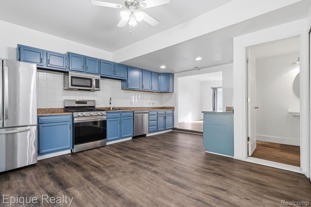 76 W Coy Avenue, Hazel Park, MI 48030