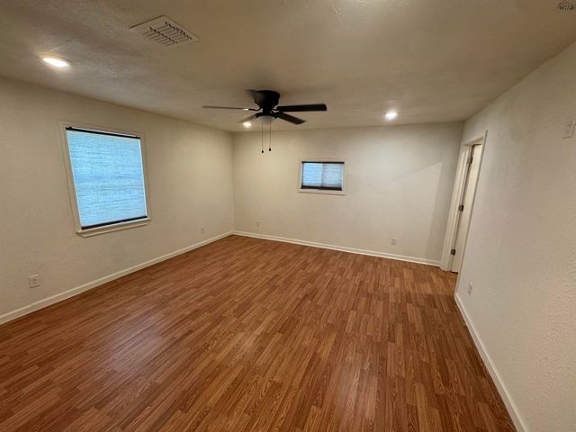 106 E WILLIAMS DRIVE, Burkburnett, TX 76354