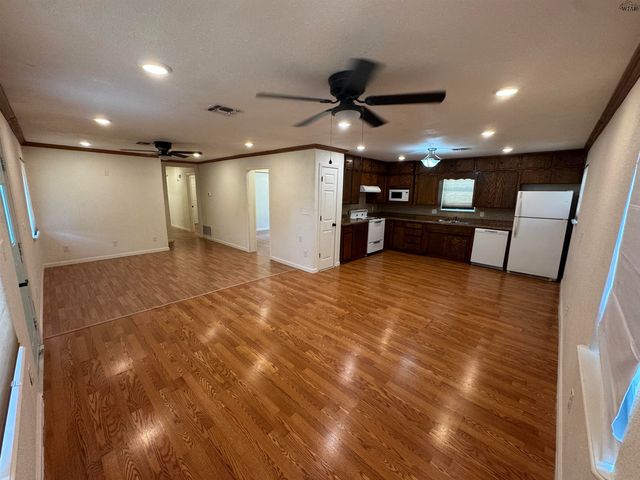 106 E WILLIAMS DRIVE, Burkburnett, TX 76354