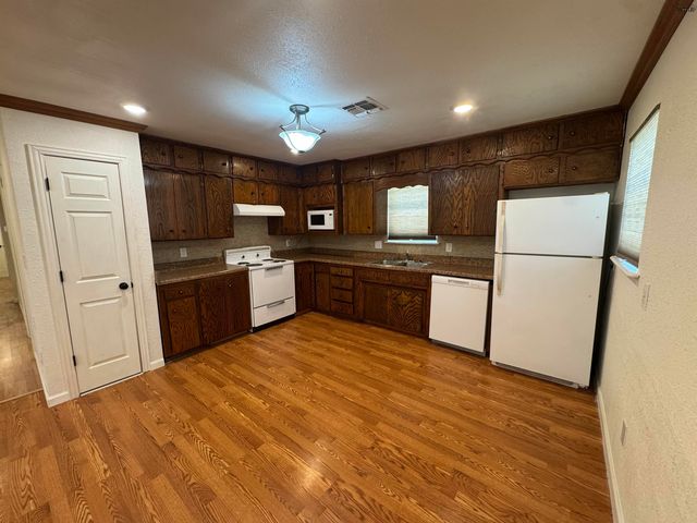 106 E WILLIAMS DRIVE, Burkburnett, TX 76354