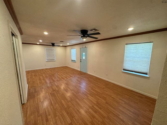 106 E WILLIAMS DRIVE, Burkburnett, TX 76354