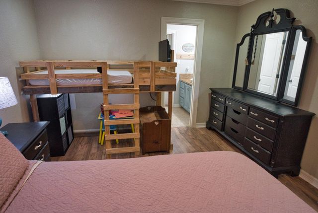 626 S Gray Avenue, West Columbia, TX 77486