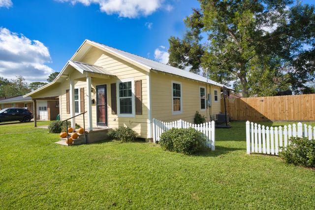 626 S Gray Avenue, West Columbia, TX 77486