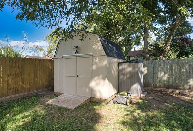 626 S Gray Avenue, West Columbia, TX 77486