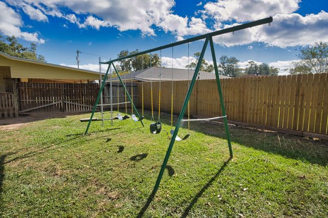 626 S Gray Avenue, West Columbia, TX 77486