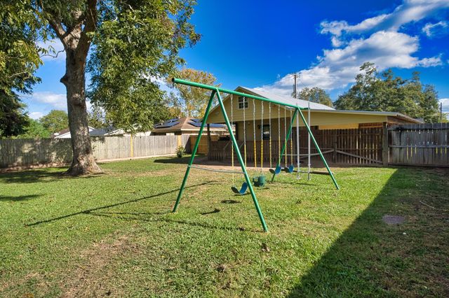 626 S Gray Avenue, West Columbia, TX 77486