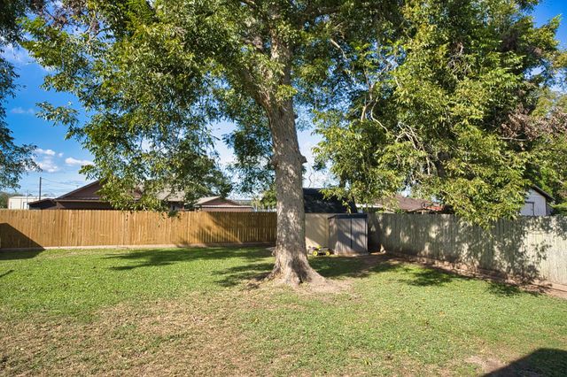 626 S Gray Avenue, West Columbia, TX 77486