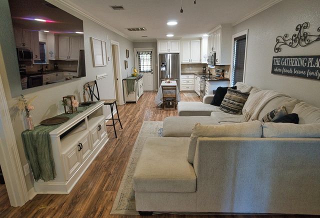 626 S Gray Avenue, West Columbia, TX 77486