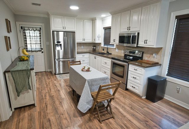 626 S Gray Avenue, West Columbia, TX 77486