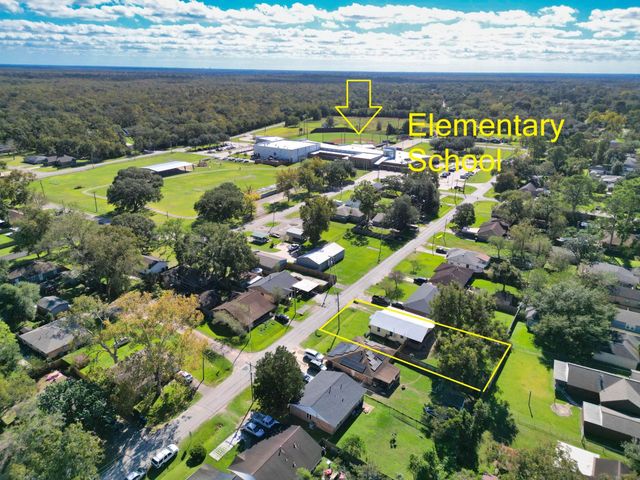 626 S Gray Avenue, West Columbia, TX 77486