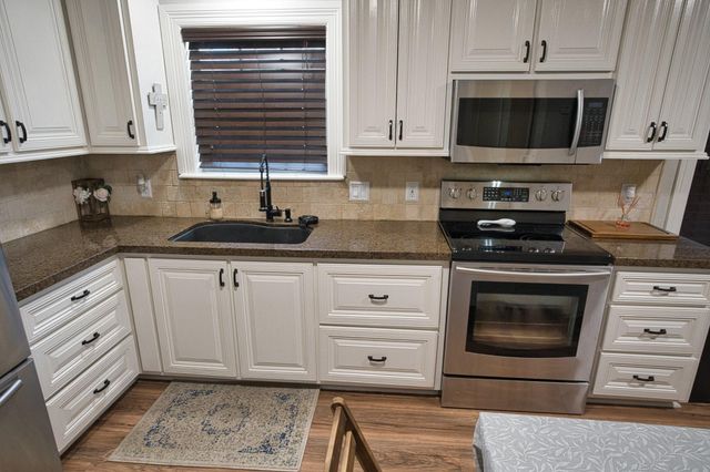 626 S Gray Avenue, West Columbia, TX 77486