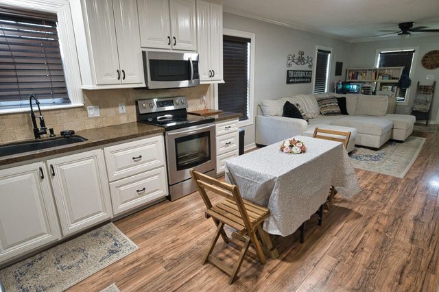 626 S Gray Avenue, West Columbia, TX 77486