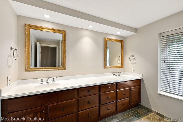 4627 Sunningdale Drive, Bloomfield Charter Township, MI 48302