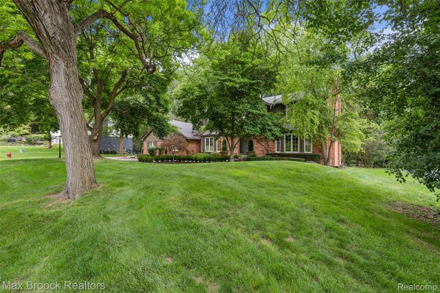 4627 Sunningdale Drive, Bloomfield Charter Township, MI 48302