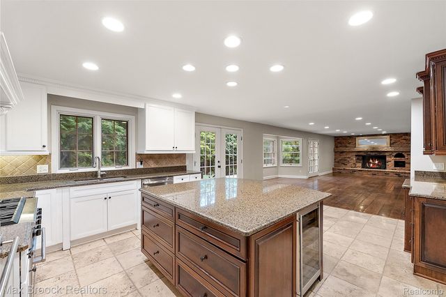 4627 Sunningdale Drive, Bloomfield Charter Township, MI 48302