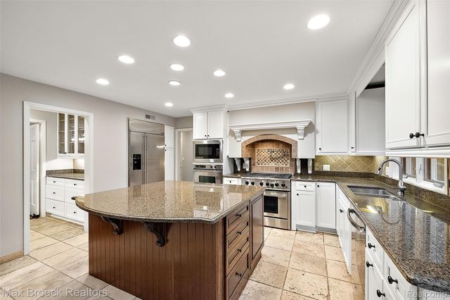 4627 Sunningdale Drive, Bloomfield Charter Township, MI 48302