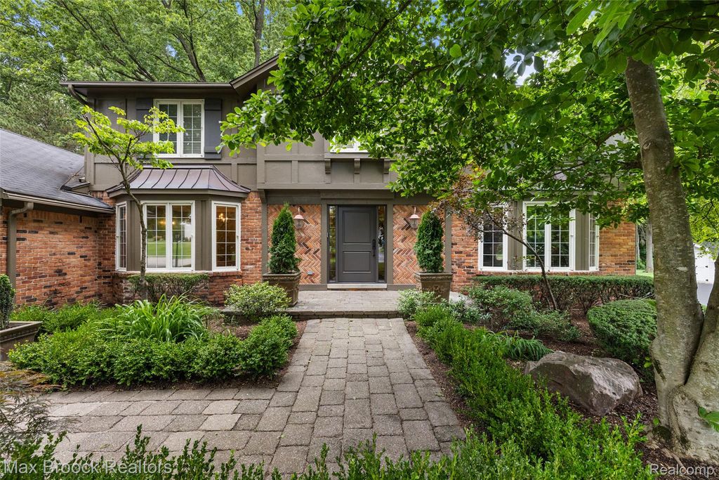 4627 Sunningdale Drive, Bloomfield Charter Township, MI 48302