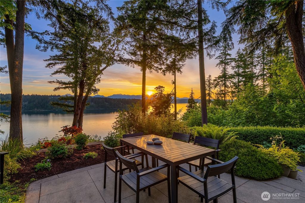 7733 Hansen Road NE, Bainbridge Island, WA 98110