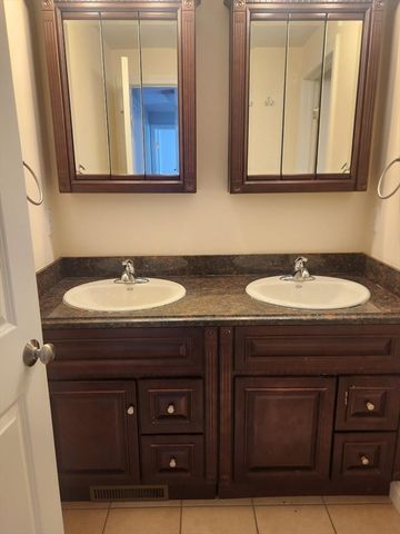 24 Bittersweet Blvd 24, Worcester, MA 01607