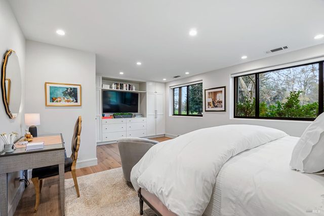 350 Deer Hollow Dr, Napa, CA 94558