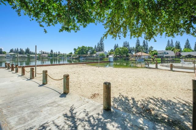 10610 N Seacrest Drive, Fresno, CA 93730