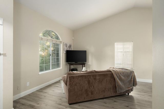 10610 N Seacrest Drive, Fresno, CA 93730