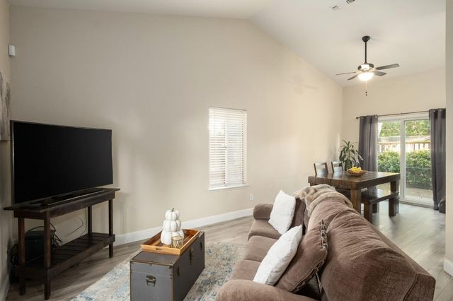 10610 N Seacrest Drive, Fresno, CA 93730