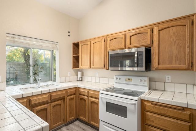 10610 N Seacrest Drive, Fresno, CA 93730