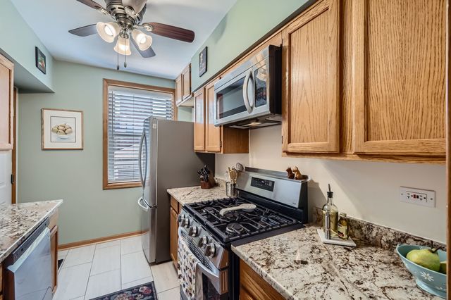 28 S 6th Avenue 1D, La Grange, IL 60525