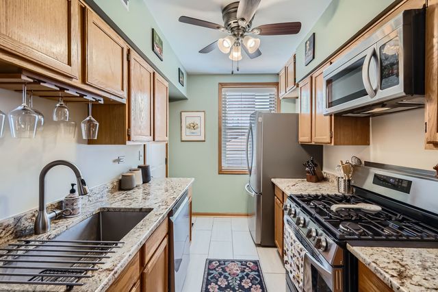 28 S 6th Avenue 1D, La Grange, IL 60525